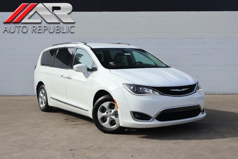 2018 Chrysler Pacifica Hybrid Touring L's photo
