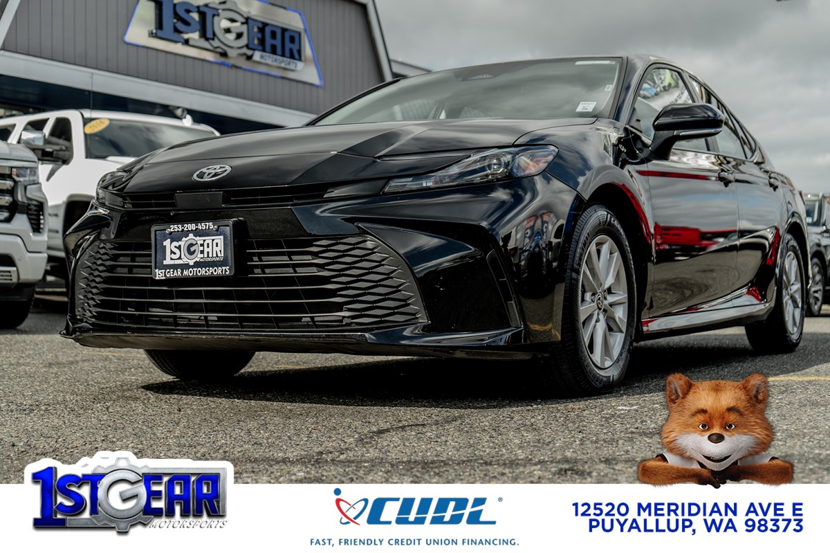 2025 Toyota Camry LE's photo