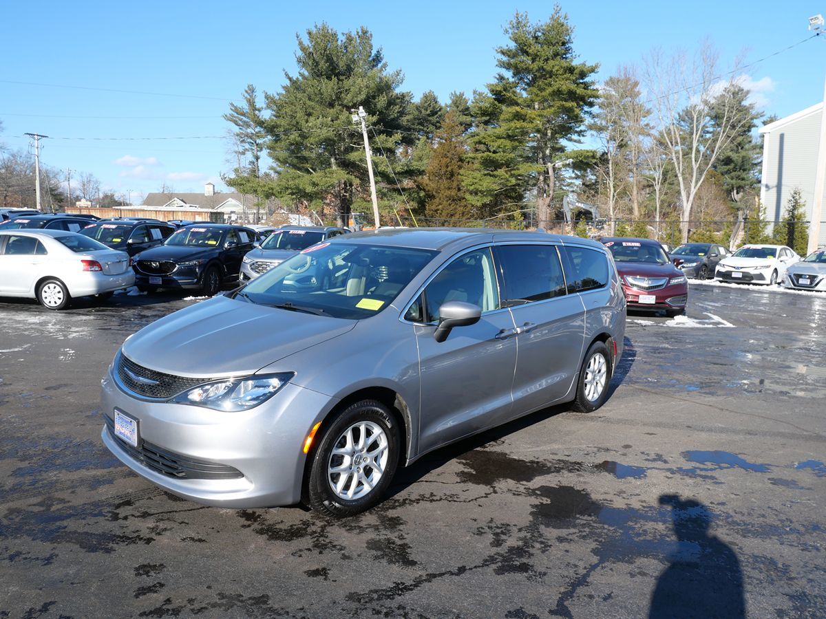 2017 Chrysler Pacifica LX's photo
