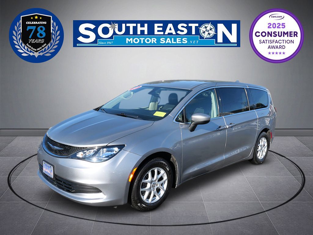 2017 Chrysler Pacifica LX's photo