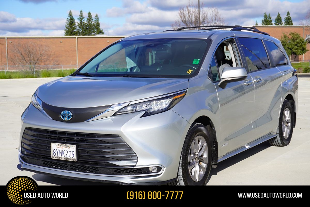 2021 Toyota Sienna XLE's photo