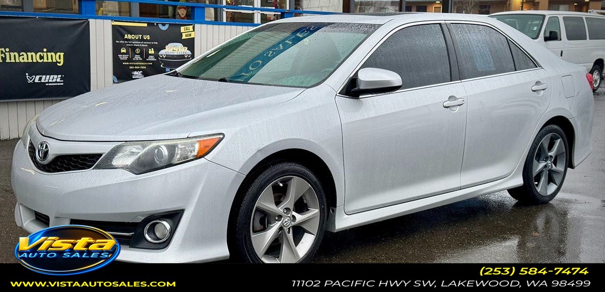 2014 Toyota Camry SE's photo