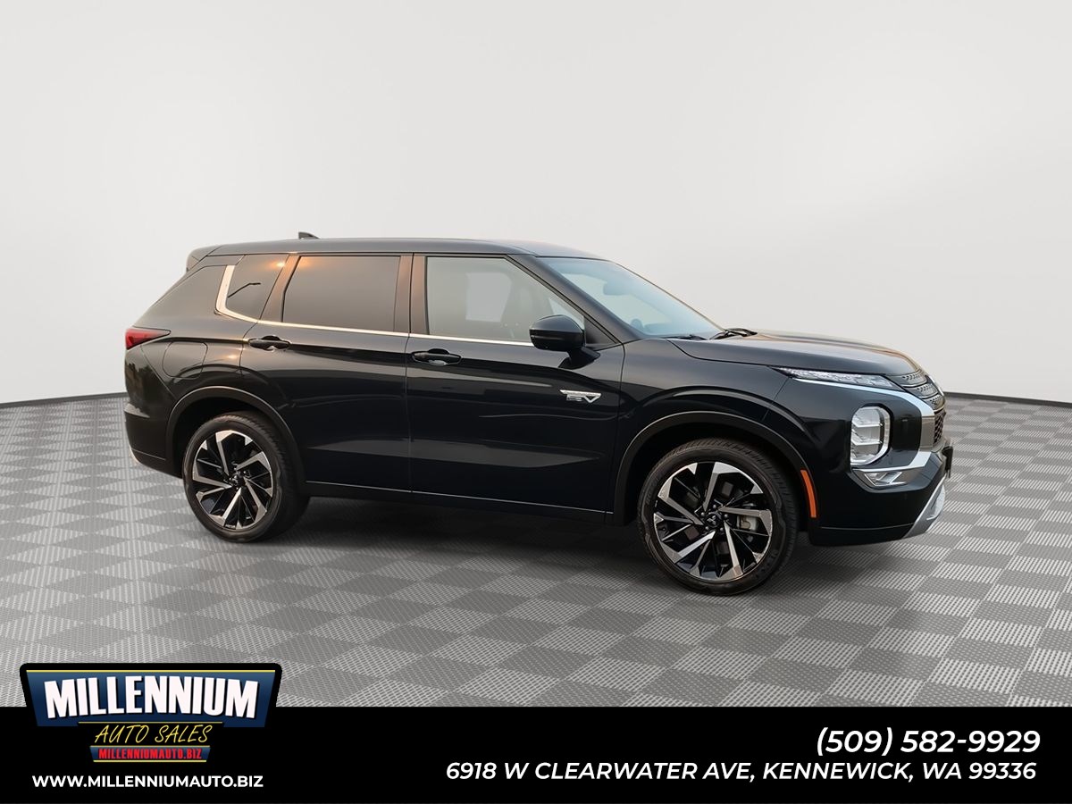 2023 Mitsubishi Outlander Plug-In Hybrid SE's photo