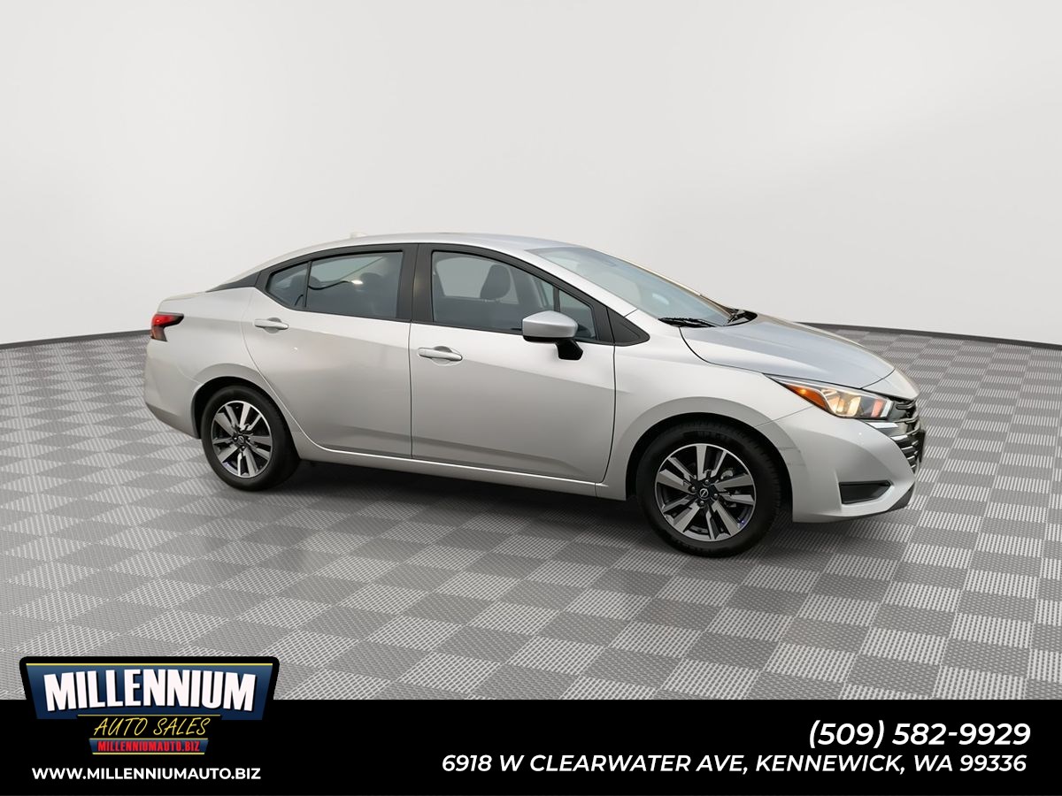 2023 Nissan Versa SV's photo