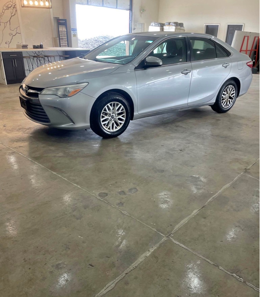 2016 Toyota Camry LE's photo