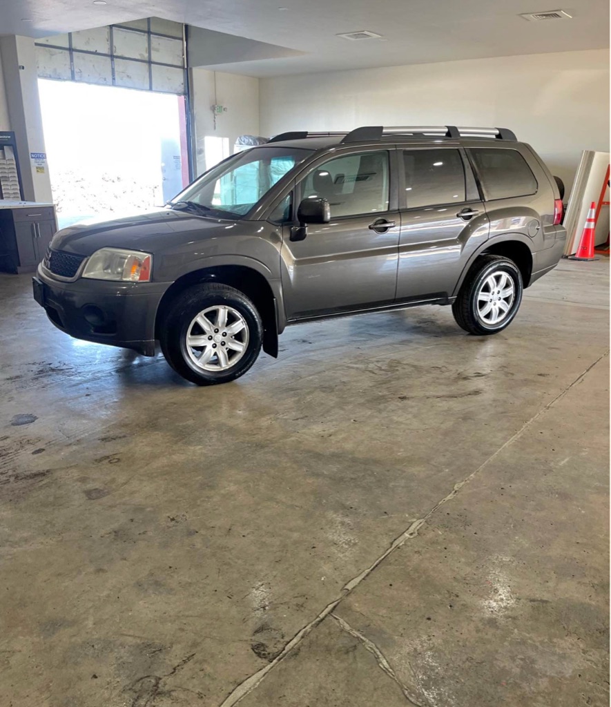 2011 Mitsubishi Endeavor SE's photo