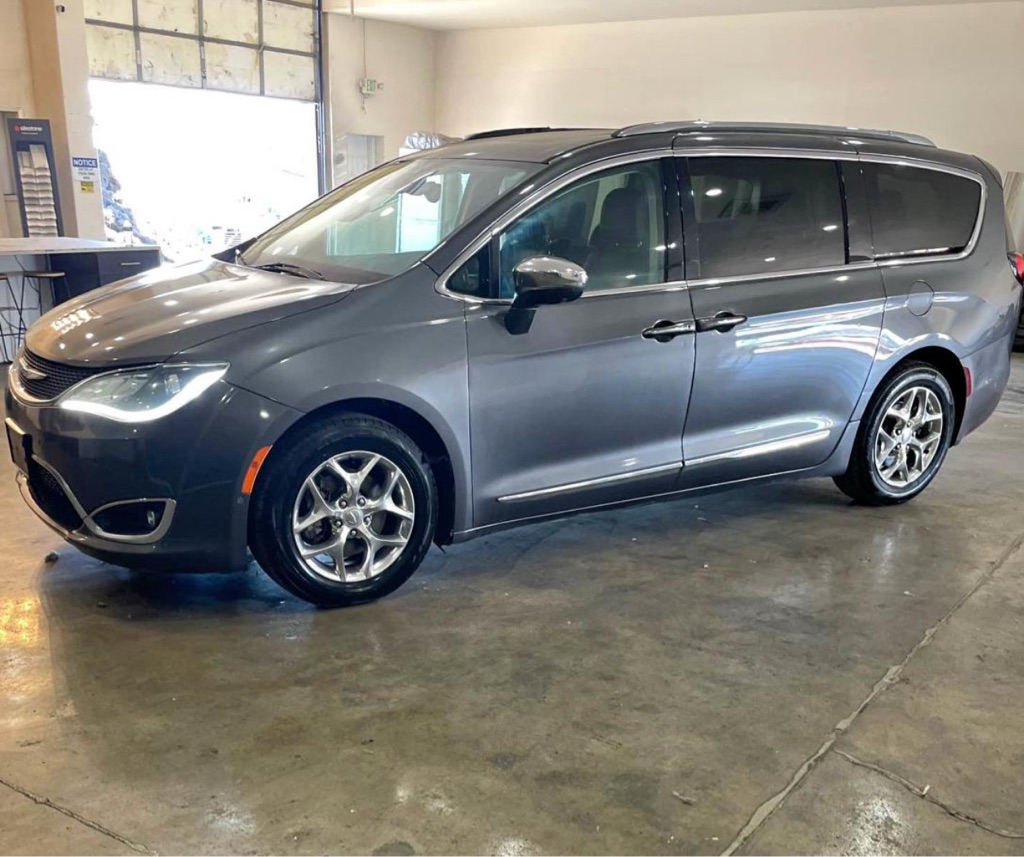 2017 Chrysler Pacifica Limited's photo