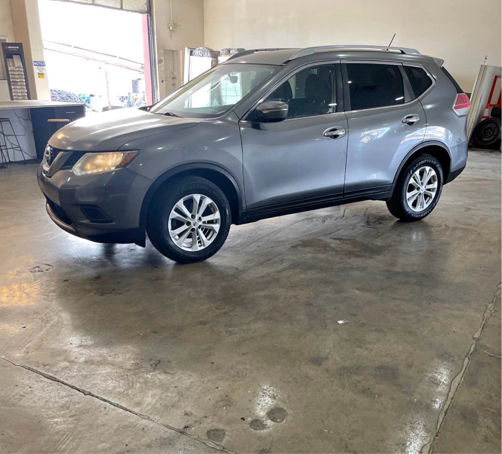 2015 Nissan Rogue SV's photo