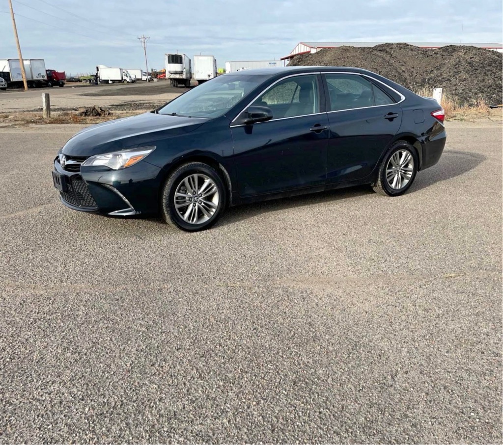 2017 Toyota Camry SE's photo