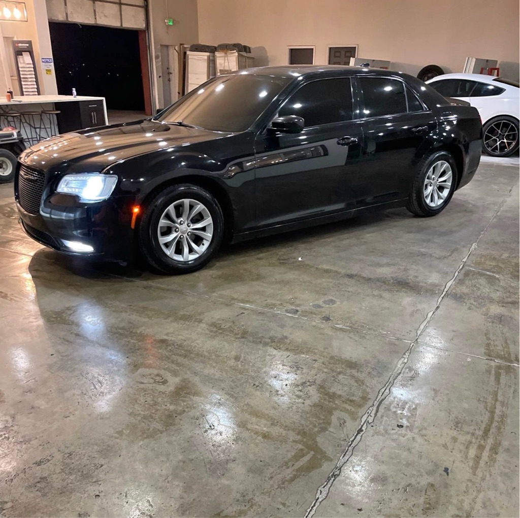 2015 Chrysler 300 Limited's photo