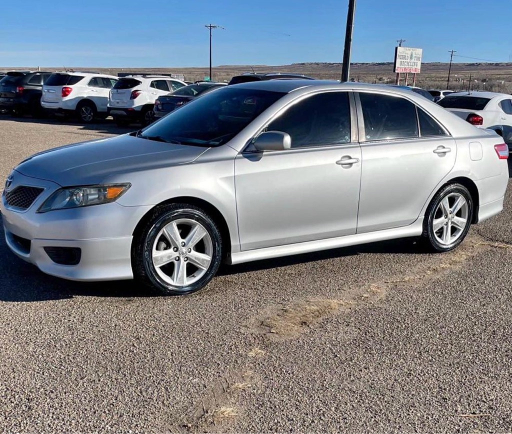 2010 Toyota Camry SE's photo