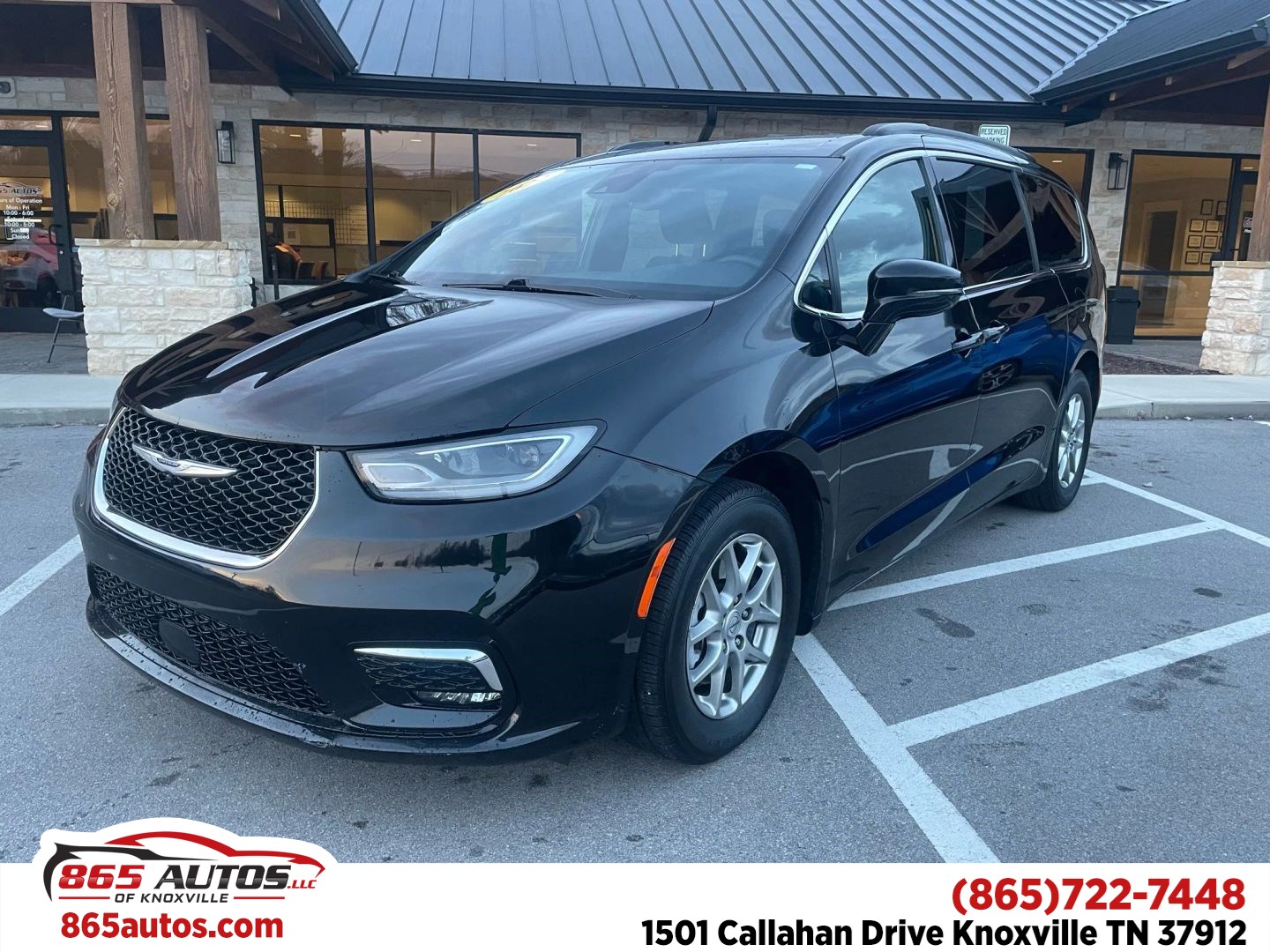 2022 Chrysler Pacifica Touring's photo