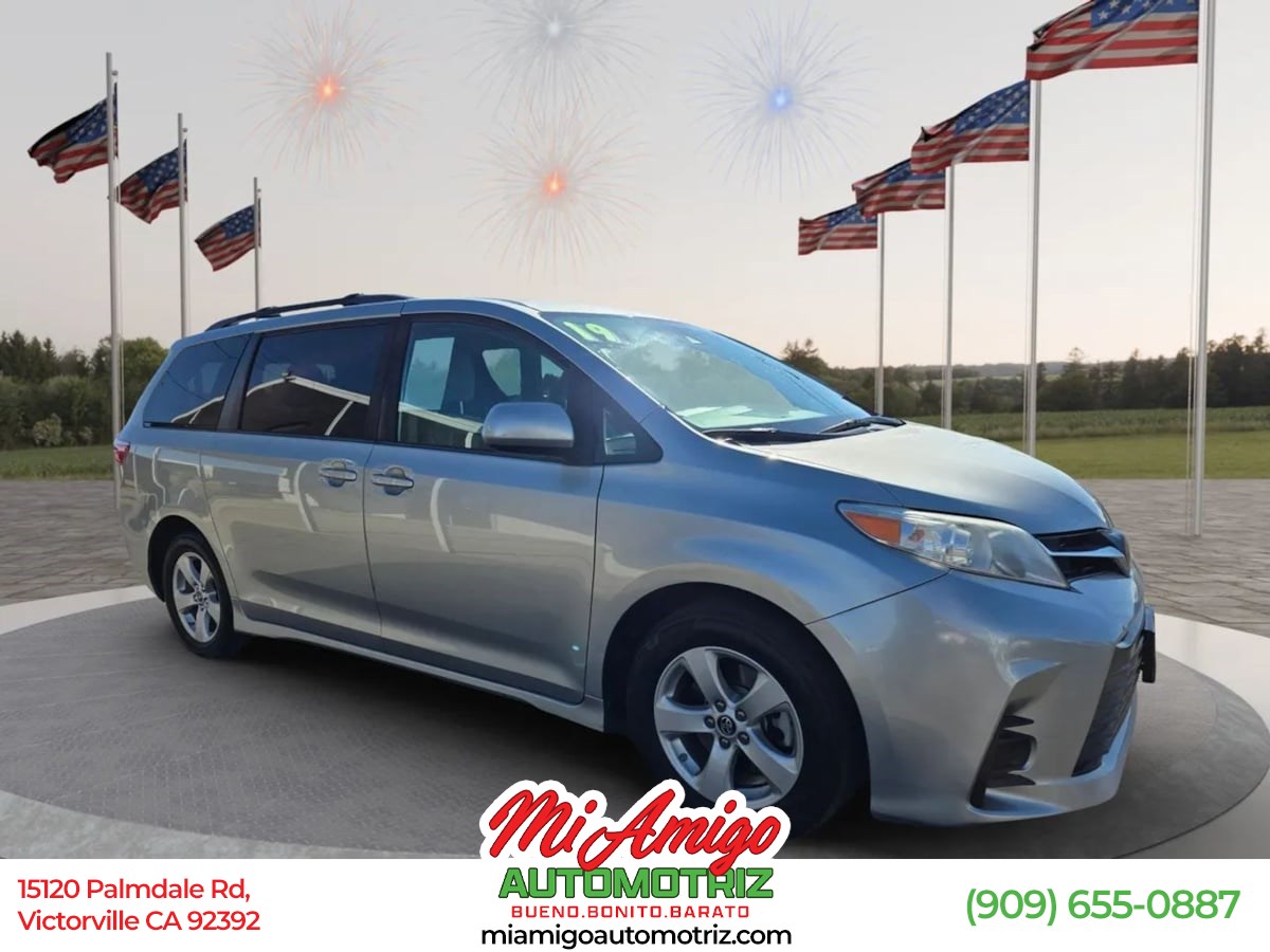 2019 Toyota Sienna LE's photo