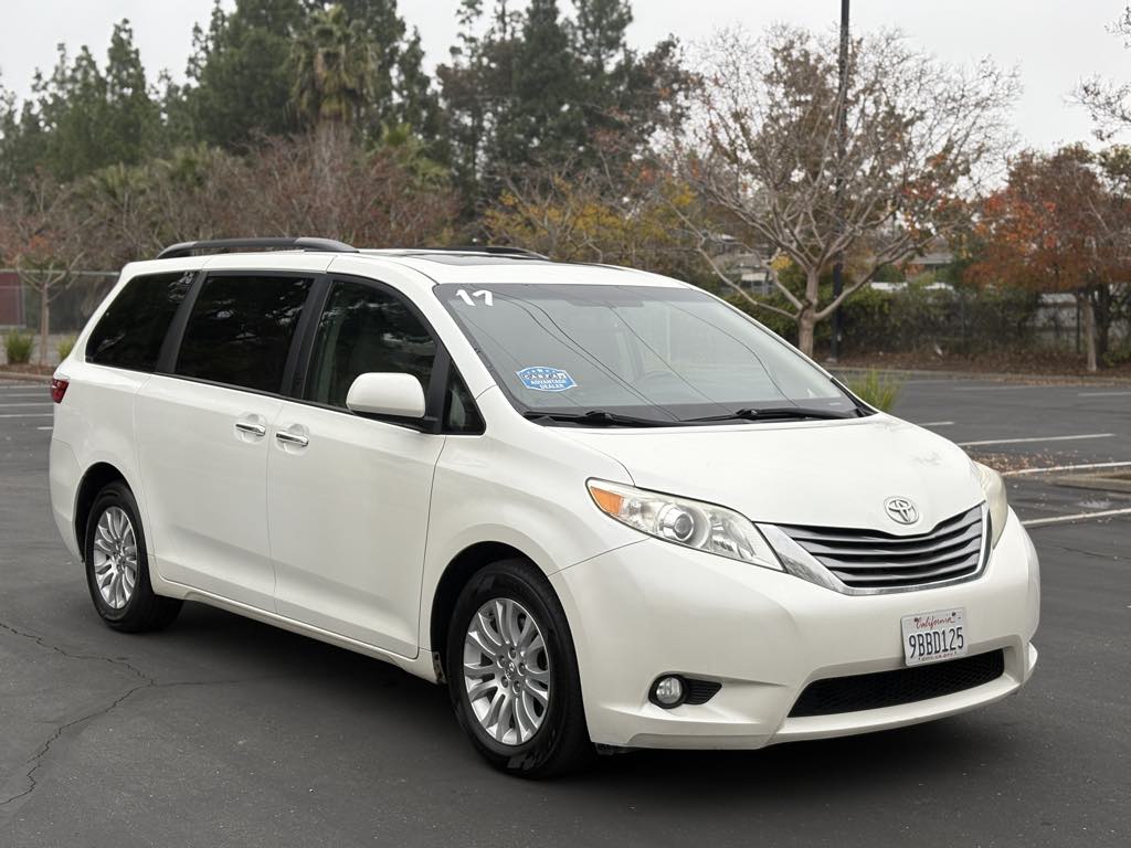 2017 Toyota Sienna XLE's photo