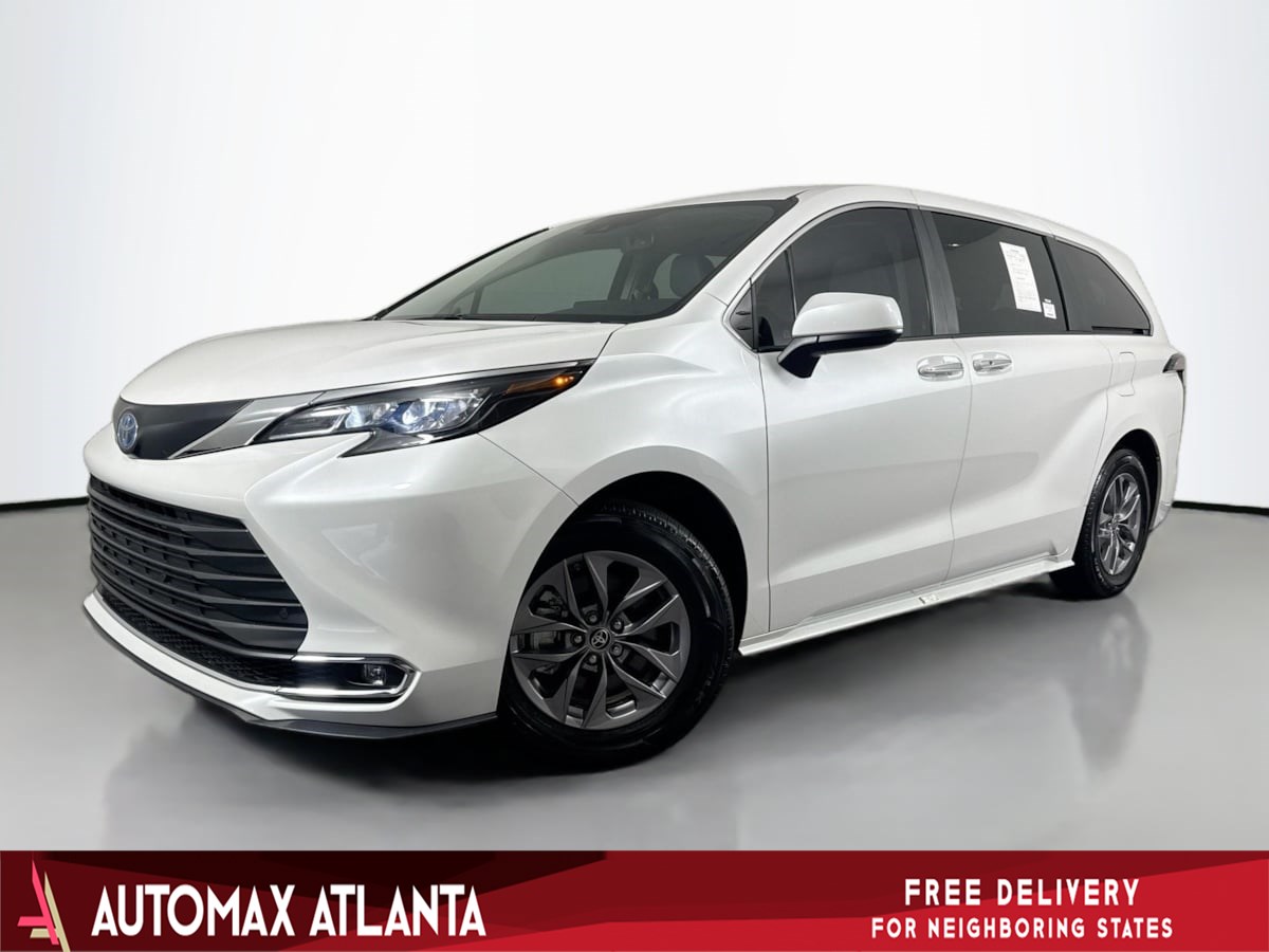 2024 Toyota Sienna XLE's photo