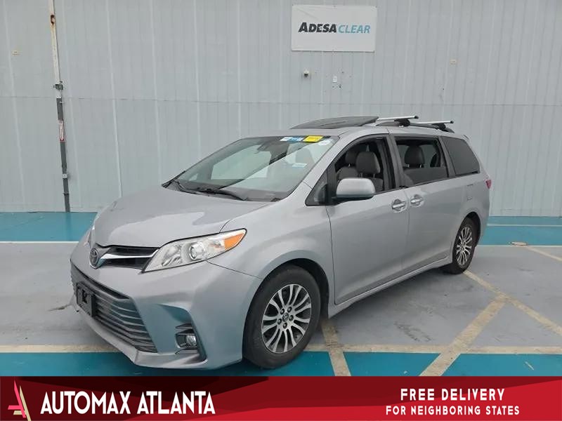 2018 Toyota Sienna XLE's photo