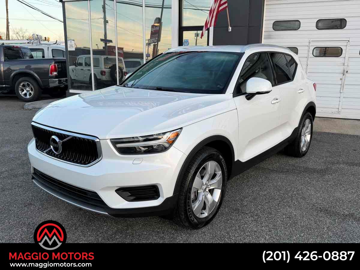 2022 Volvo XC40 Momentum's photo