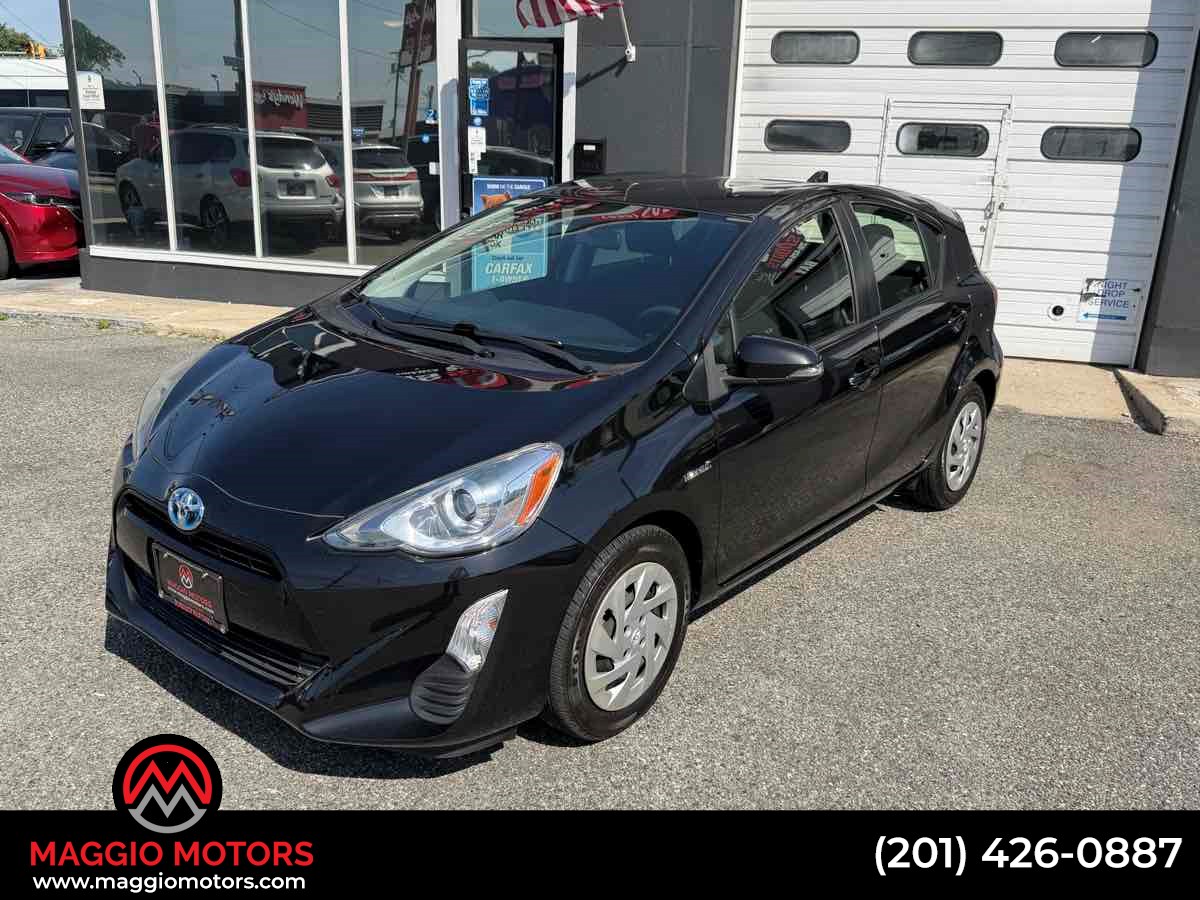 2016 Toyota Prius c Two's photo