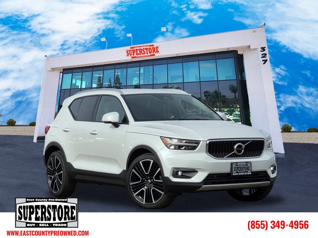 2022 Volvo XC40 Momentum's photo