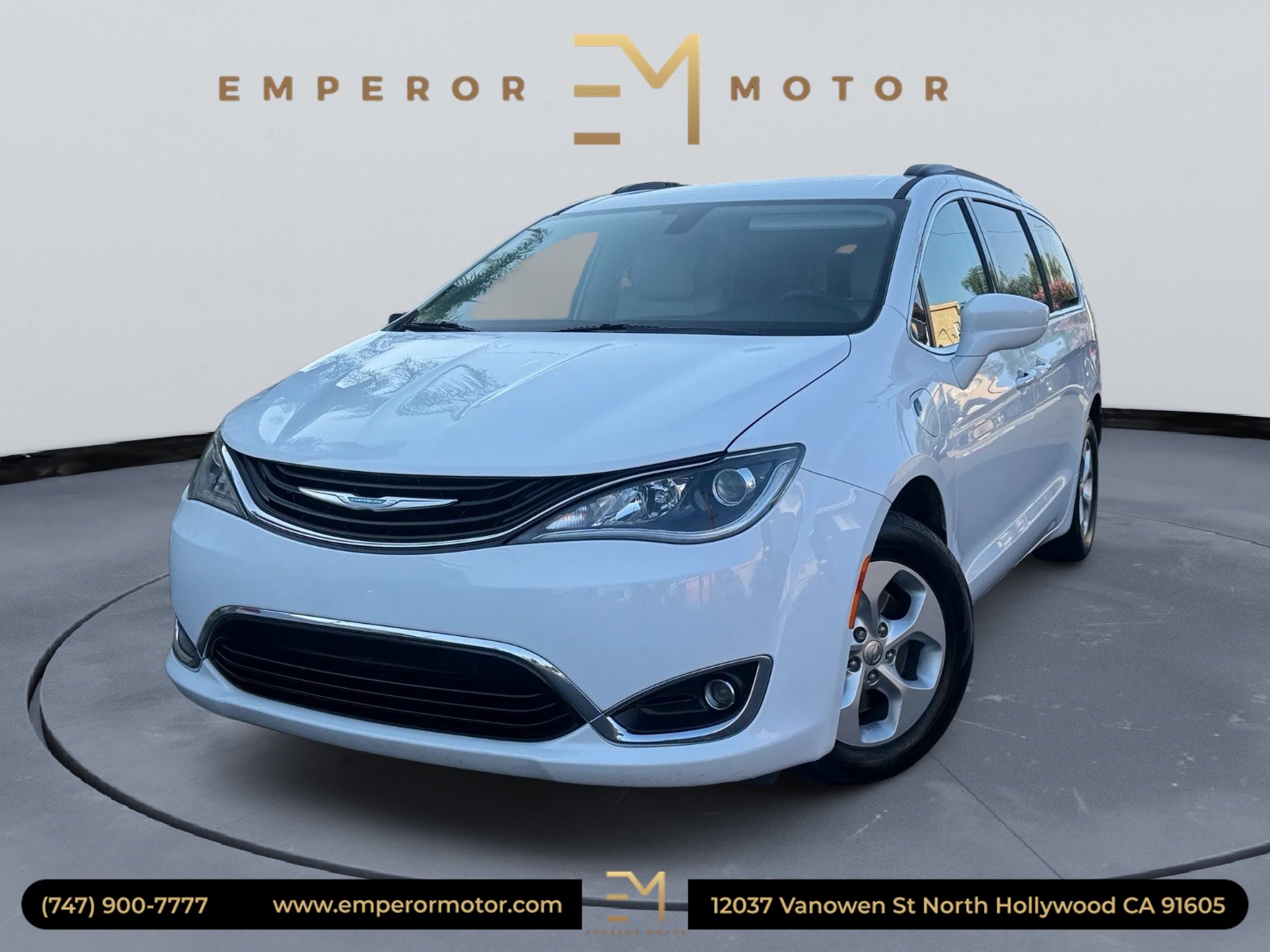 2017 Chrysler Pacifica Hybrid Premium's photo