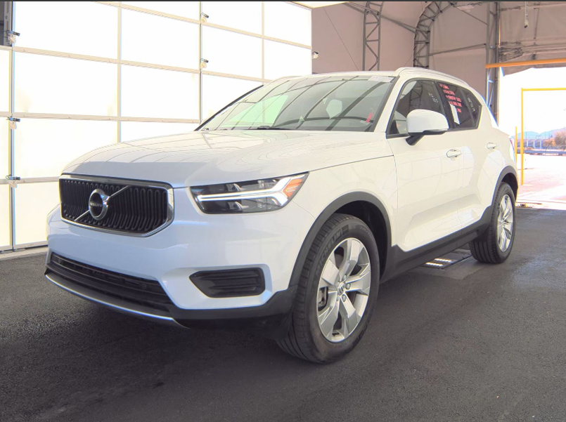 2022 Volvo XC40 Momentum's photo
