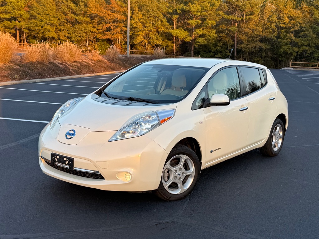 2011 Nissan LEAF SL's photo