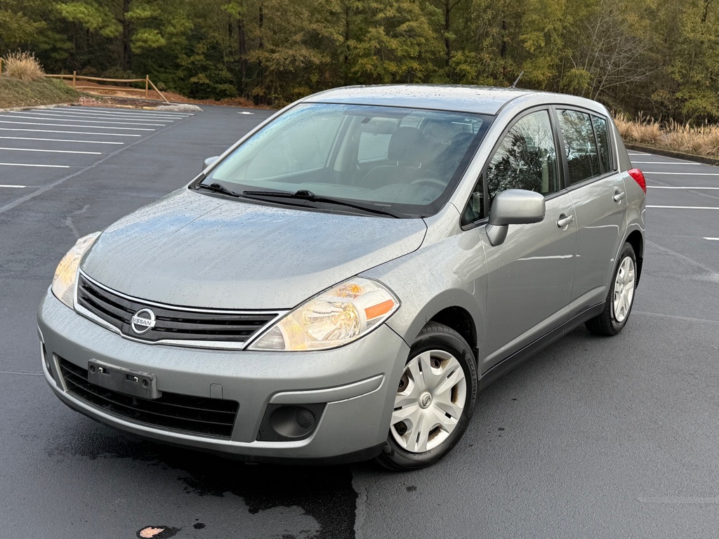 2010 Nissan Versa S's photo