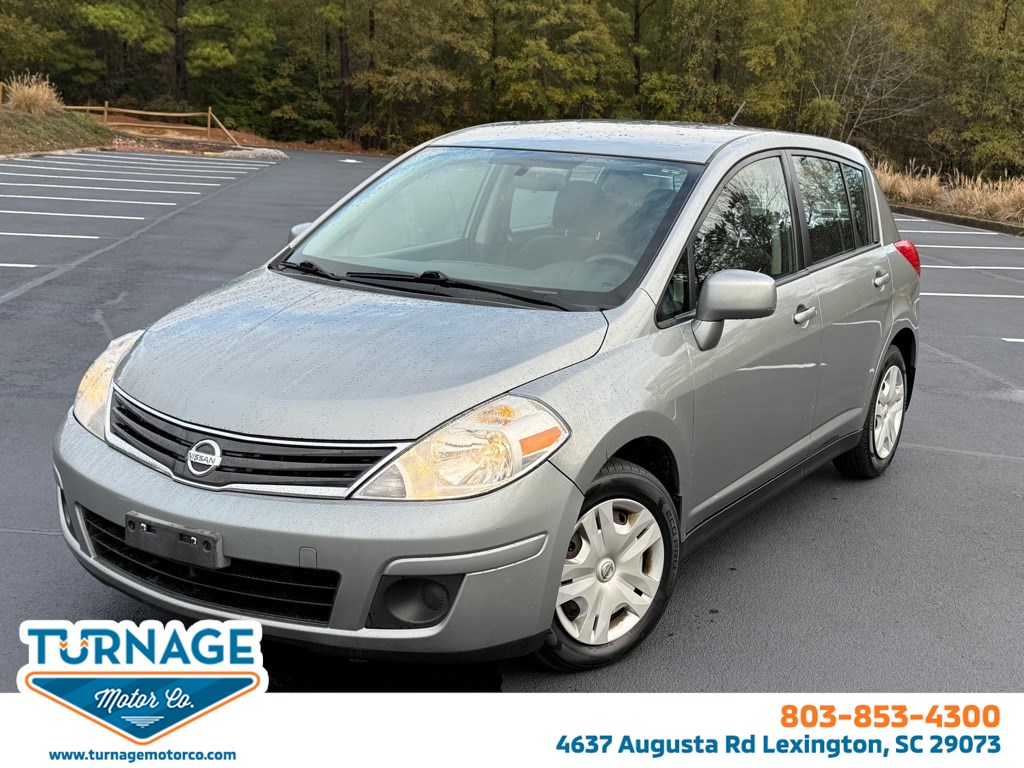 2010 Nissan Versa S's photo