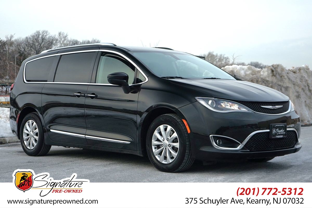 2018 Chrysler Pacifica Touring L's photo