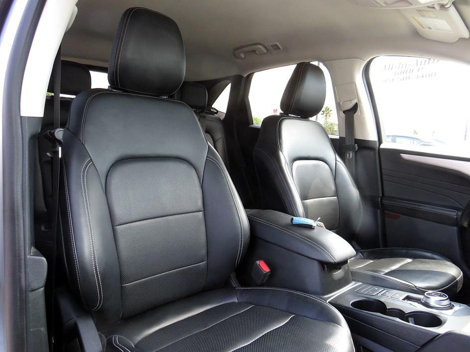 2022 Ford Escape SEL photo 2