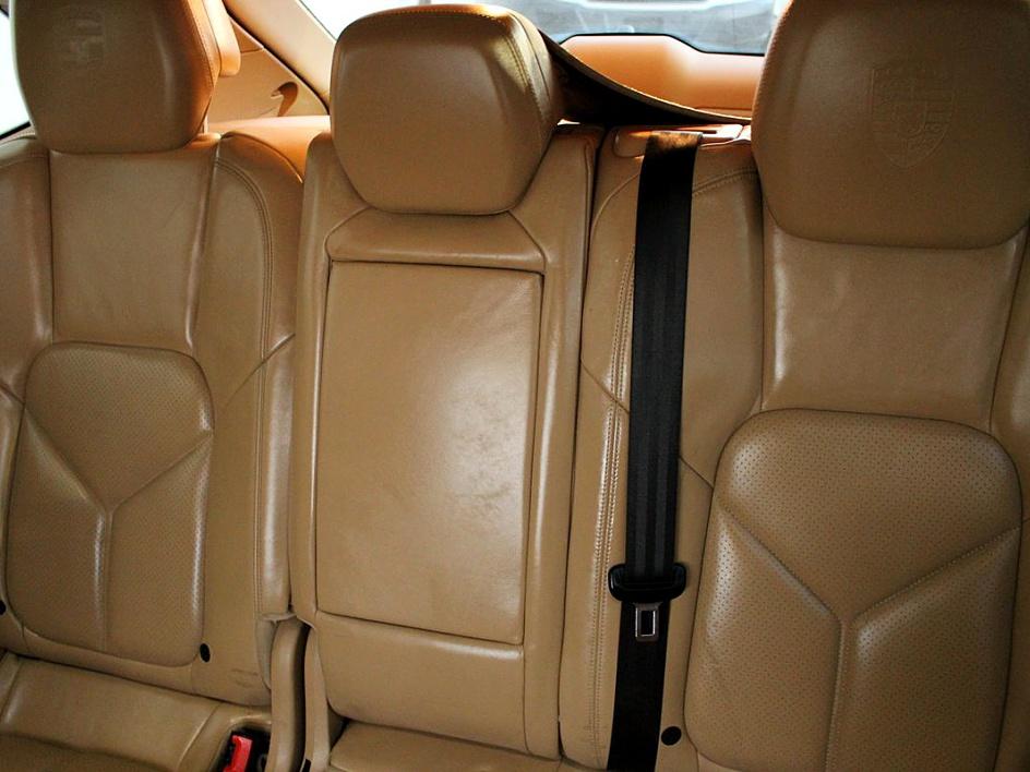 2011 Porsche Cayenne Turbo photo 2