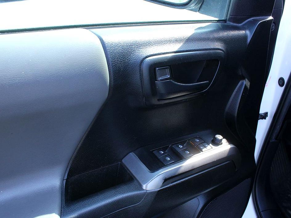 2022 Toyota Tacoma SR5 photo 7