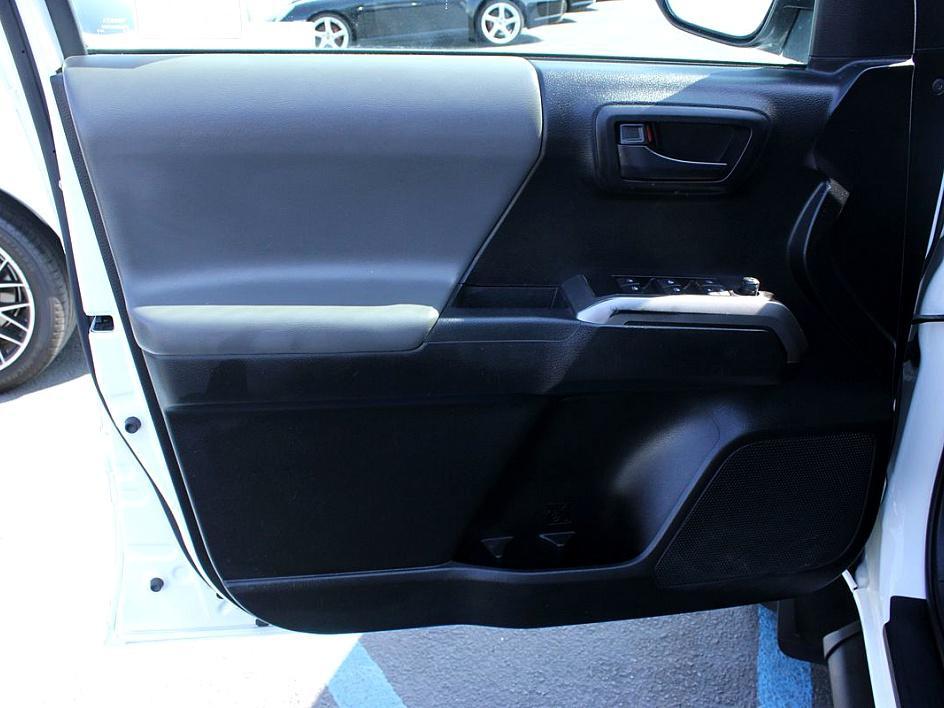 2022 Toyota Tacoma SR5 photo 8