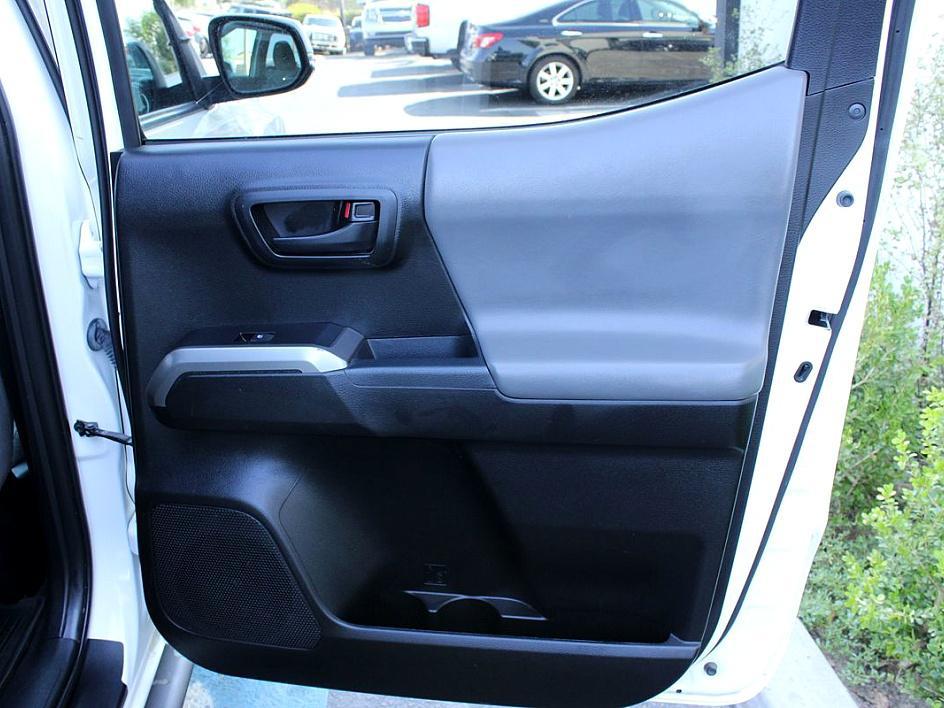2022 Toyota Tacoma SR5 photo 10