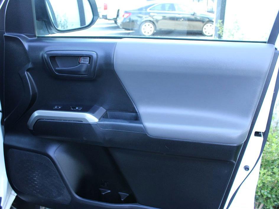 2022 Toyota Tacoma SR5 photo 12