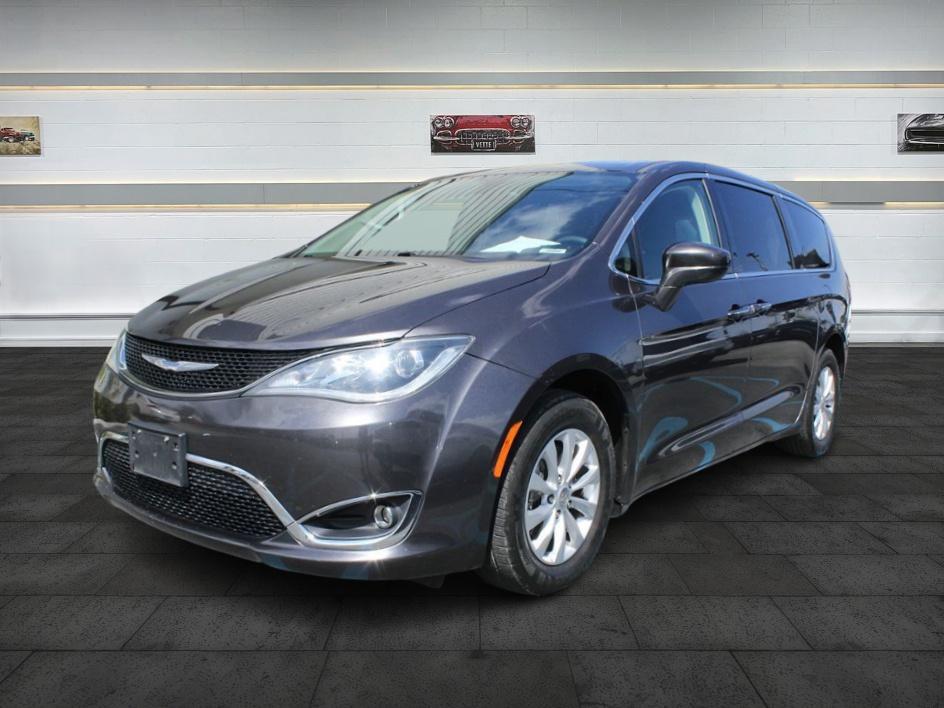 2018 Chrysler Pacifica Touring Plus photo 3