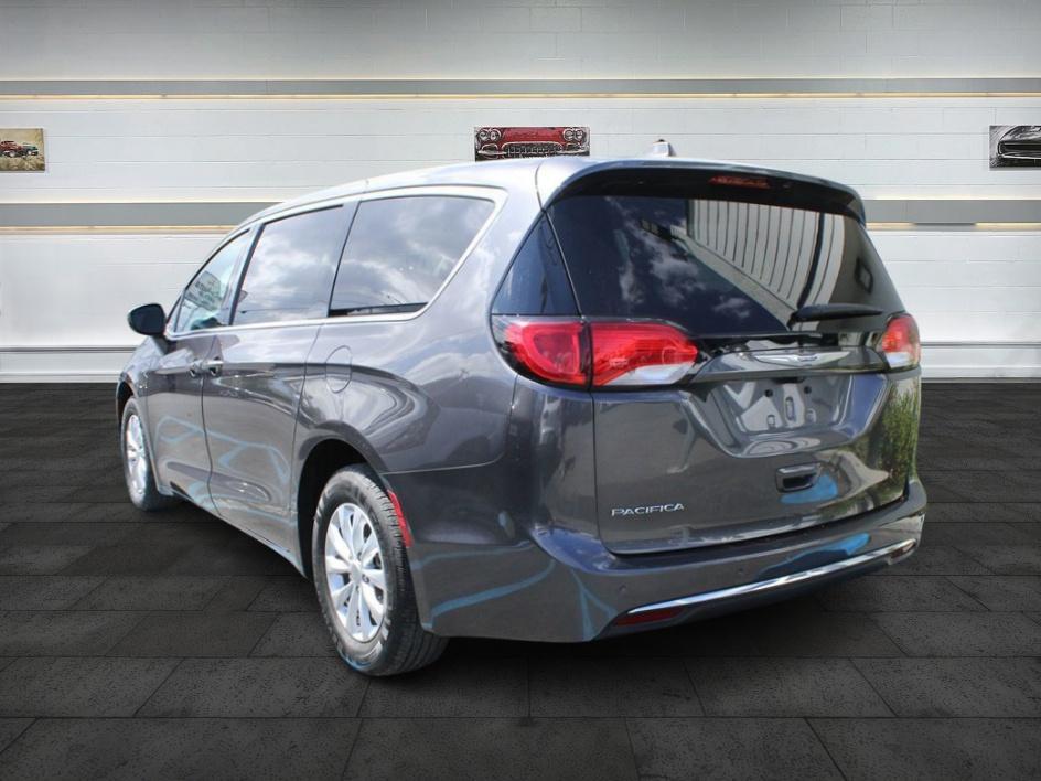 2018 Chrysler Pacifica Touring Plus photo 4