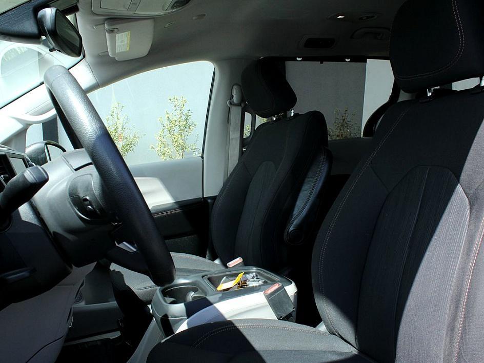 2018 Chrysler Pacifica Touring Plus photo 9