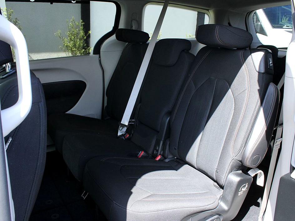 2018 Chrysler Pacifica Touring Plus photo 12