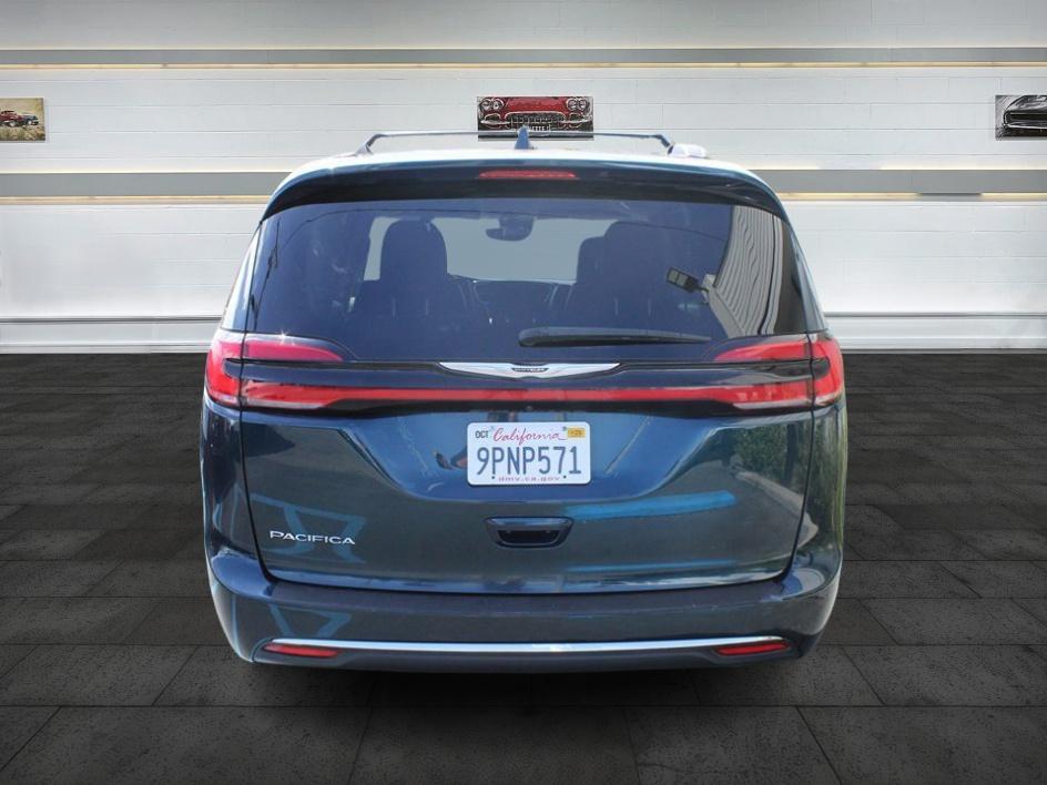 2022 Chrysler Pacifica Touring L photo 2
