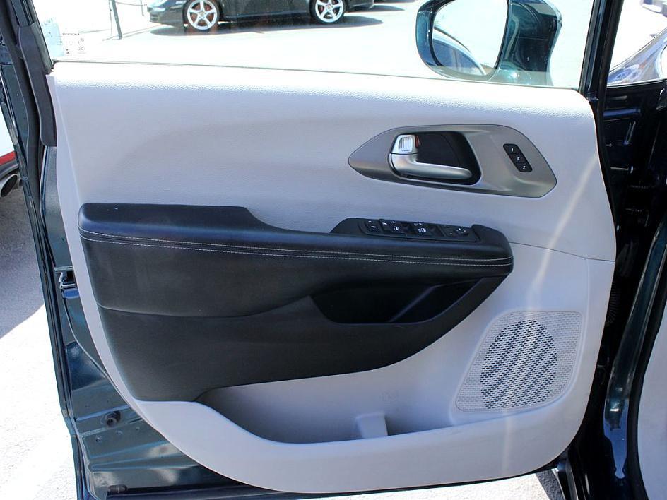 2022 Chrysler Pacifica Touring L photo 4