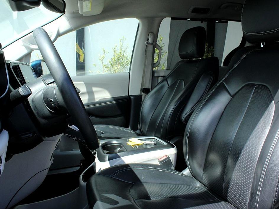 2022 Chrysler Pacifica Touring L photo 5