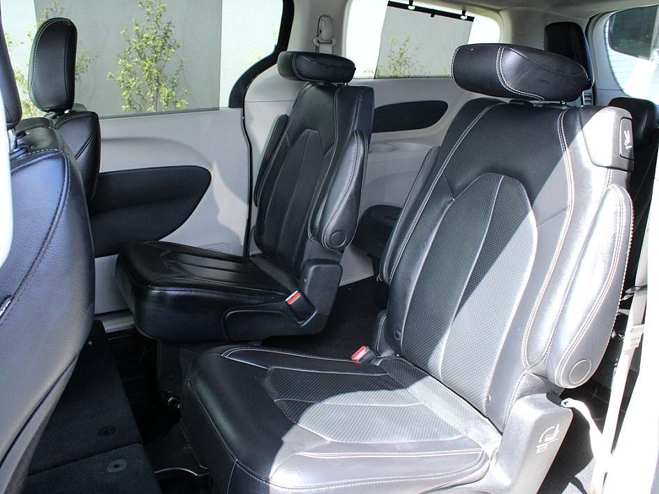2022 Chrysler Pacifica Touring L photo 7