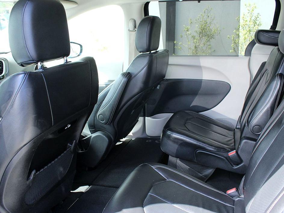 2022 Chrysler Pacifica Touring L photo 9