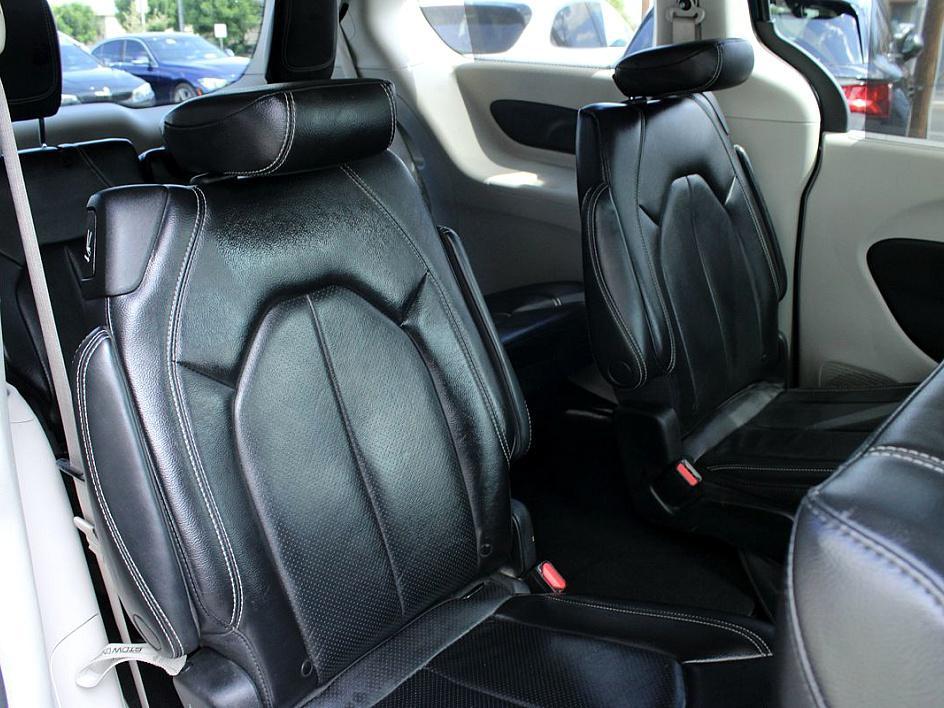 2022 Chrysler Pacifica Touring L photo 10