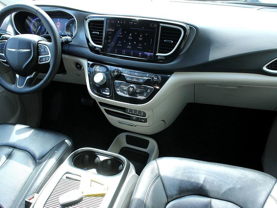 2022 Chrysler Pacifica Touring L photo 12