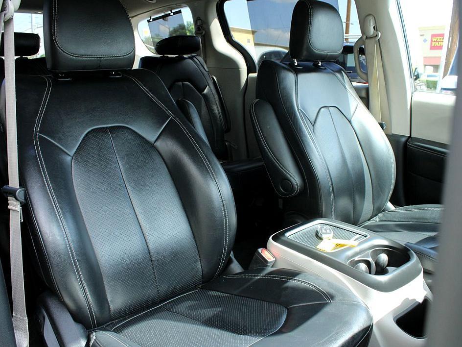2022 Chrysler Pacifica Touring L photo 13