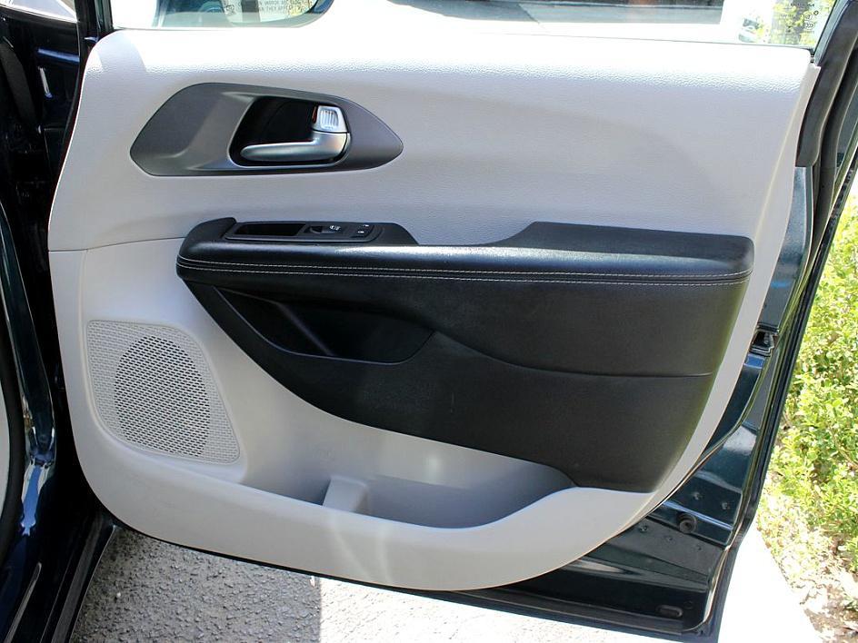 2022 Chrysler Pacifica Touring L photo 14