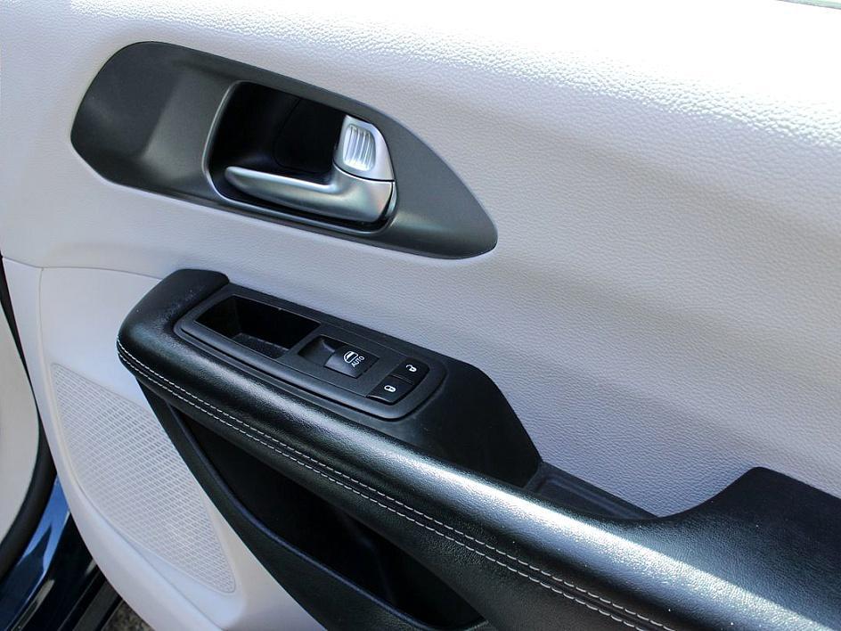2022 Chrysler Pacifica Touring L photo 15