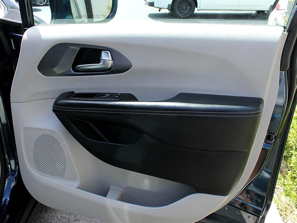 2022 Chrysler Pacifica Touring L photo 17